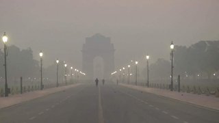 Thick smog envelops New Delhi