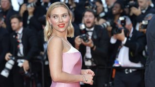 Scarlett Johansson Applauds Pamela Anderson’s No-Makeup Look